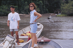 Figura 19- Viajando de barco pelo canal de Cananéia até chegar à entrada da trilha para começar a caminhada em direção à aldeia Guarani no interior da ilha.