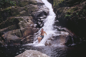 Figura 22- Um momento de laser desfrutando as delícias de um banho de cachoeira no interior da ilha.