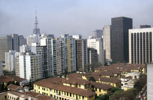 Figura 1- Vista aérea do complexo HUP na década de 1980. Ao fundo à esquerda a antena da TV Gazeta situada na Avenida Paulista 900.