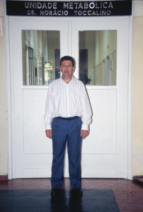 Figura 4- Minha foto na entrada da Unidade Metabólica de Tratamento de Diarreia “Dr. Horácio Toccalino” em meados de 1992.