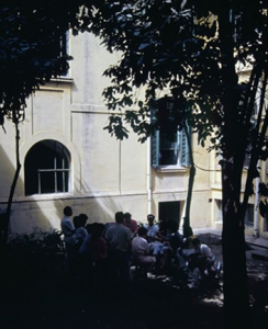 Figura 11- Foto das tradicionais reuniões com os residentes para discutir os casos dos pacientes internados no pátio central do Serviço de Pediatria, obtida de outro ângulo.