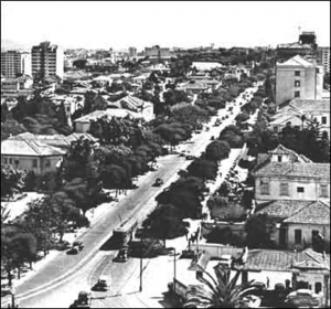 Figura 20- Avenida Paulista na década de 1950. Pode-se observar o bonde da linha Avenida 3.