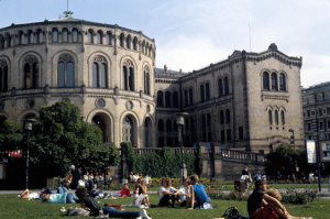 Figura 2- Jovens desfrutando os raros momentos de calor do verão no jardim de uma praça no centro de Oslo.