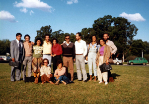 Figura 10- Nossos Pós-Graduandos no Congresso Latino-Americano em Buenos Aires, em 1984. Da esquerda para a direita, Mário Bustos (Bolívia), Fernando Fernandes (meu colega de turma), Nabia, eu, Silvia Jové (argentina), Francisco Penna e Paulo (professores da UFMG), Teresa Medrado e Hugo Costa Ribeiro (Salvador), Regina Molinari, e sentadas Tânia Viaro e Márcia Kallas.  