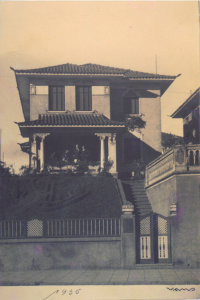 Figura 3- Foto da casa em 1935, meus avós estão na varanda.