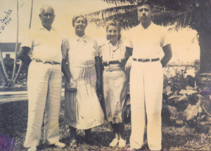 Figura 11: Meus avós com minha tia Yvonne e meu pai em Santos em 1940.