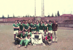 Figura 30: Equipe de futebol vencedora a da III Intermed. Estou em pé segurando o troféu.