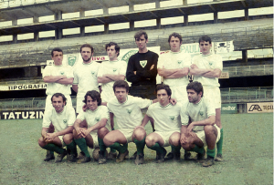 Figura 34: Time de futebol que disputou a Intermed de 1970 no estádio da Vila Belmiro, templo do futebol onde brilhava a equipe do Santos naquela época. Estou agachado no centro no grupo.