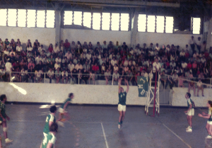 Figura 35: Um lance da final do vôlei da Intermed de 1970 entre nós e a USP. Estou na posição de levantador da bola.