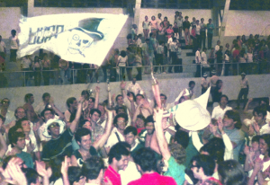 Figura 36: A grande festa da vitória da Intermed de 1970, minha despedida da EPM como esportista. Estou no centro do grupo erguendo o troféu da vitória.