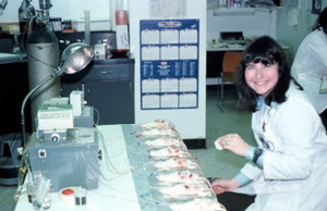 Figura 42- Mary Ann Bayne a bióloga que me ensinou a técnica da perfusão intestinal em ratos in vivo, grande amiga e companheira dos procedimentos de perfusão intestinal.