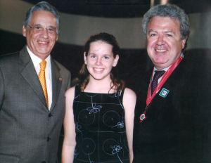 Figura 43: Recebimento da comenda da Ordem Nacional do Mérito Científico das mãos do presidente da República Fernando Henrique Cardoso. Minha filha Walkyria está entre nós dois.